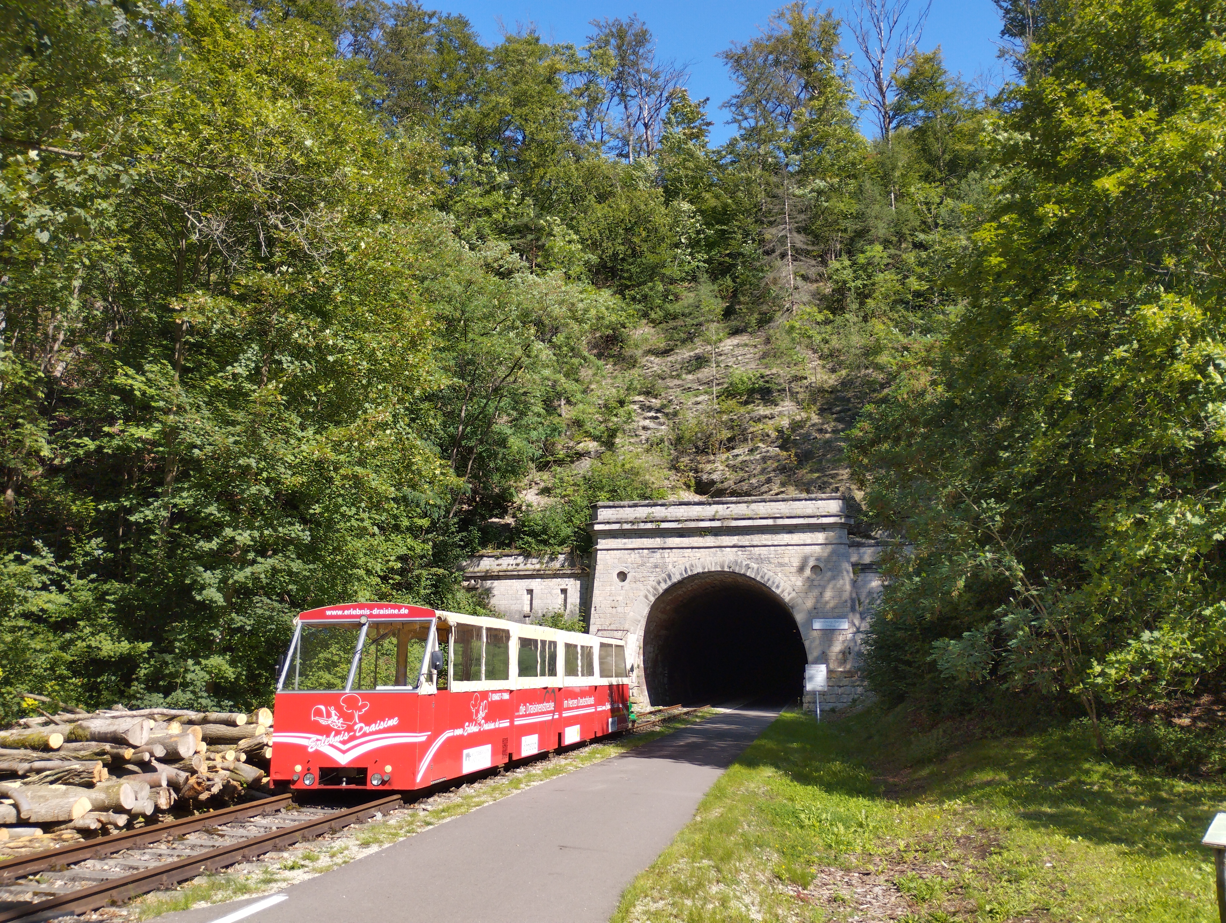 Elektrischer Kanonenbahn-Zug mit Gruppe an einer Haltestelle