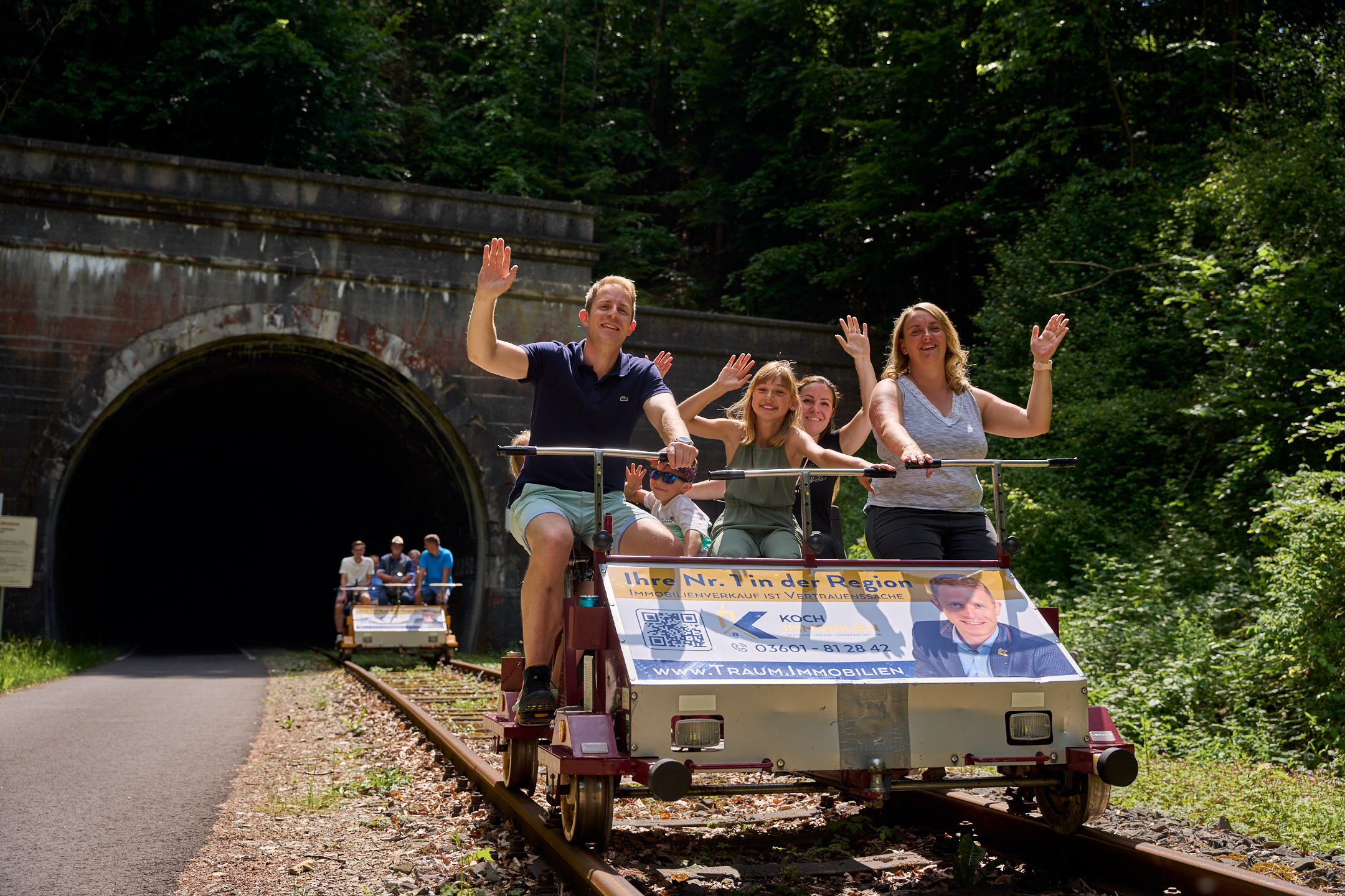 Gruppe auf Pedaldraisinen im Sommer