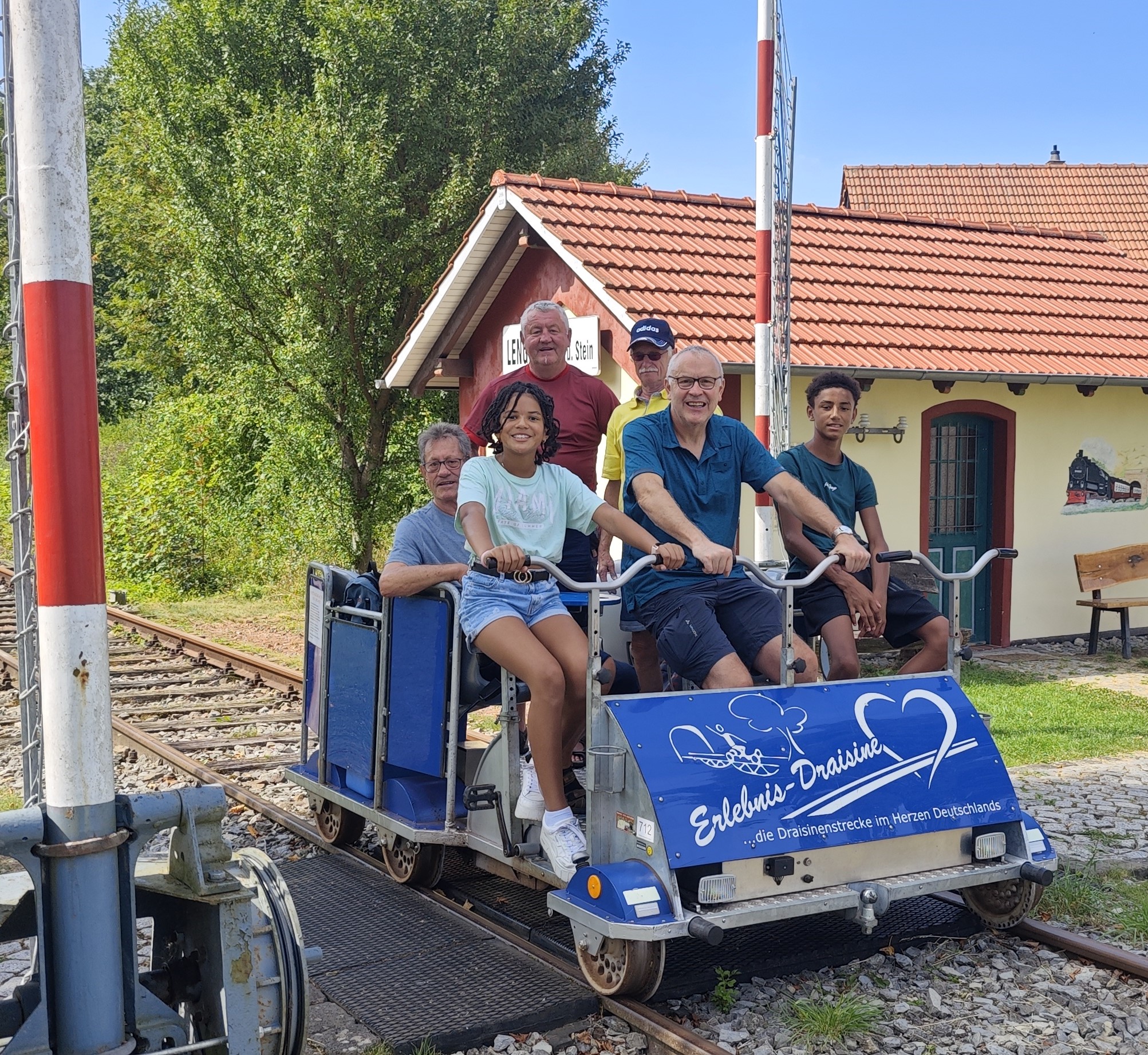 Gruppe auf Pedaldraisinen in sommerlicher Landschaft