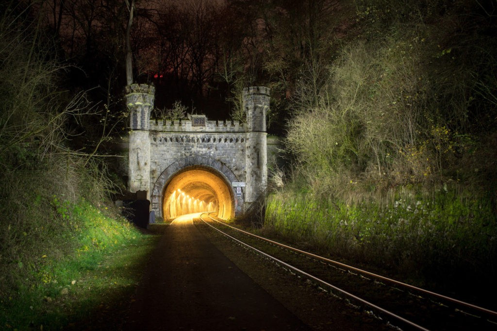 Illuminiertes Burgportal des Entenbergtunnels