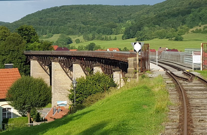 Der Lengenfelder Viadukt über dem Tal